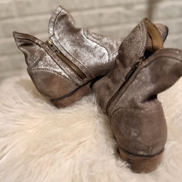 Seychelles Score Rockabilly Distressed Metallic Gray Leather Ankle Boots - Picture 7 of 13